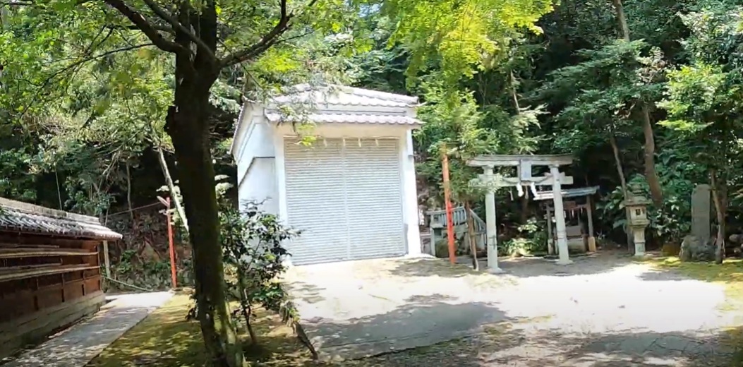 こっちにも神社があります。 土地の守り神　吉兵衛神社です。